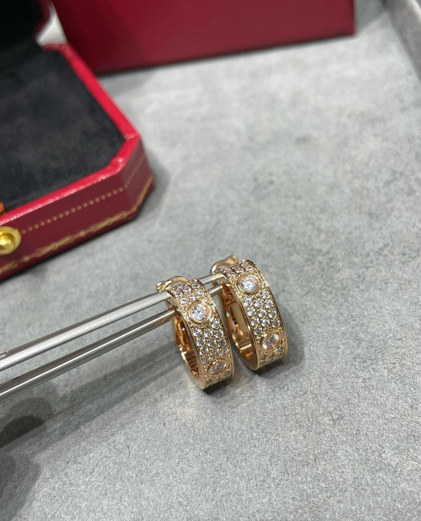 [Dawnora Jewelry]LOVE 5.5MM DIAMOND PAVED EARRINGS